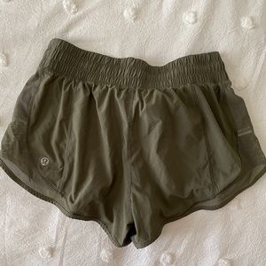 Lululemon size 4 green shorts Hotty Hot